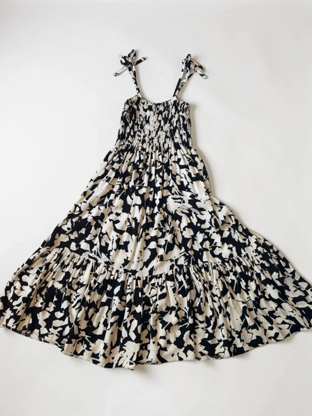 Kate Spade Black and White Crepe Floral Smocked Midi Dress Tiered Strappy Sz 10